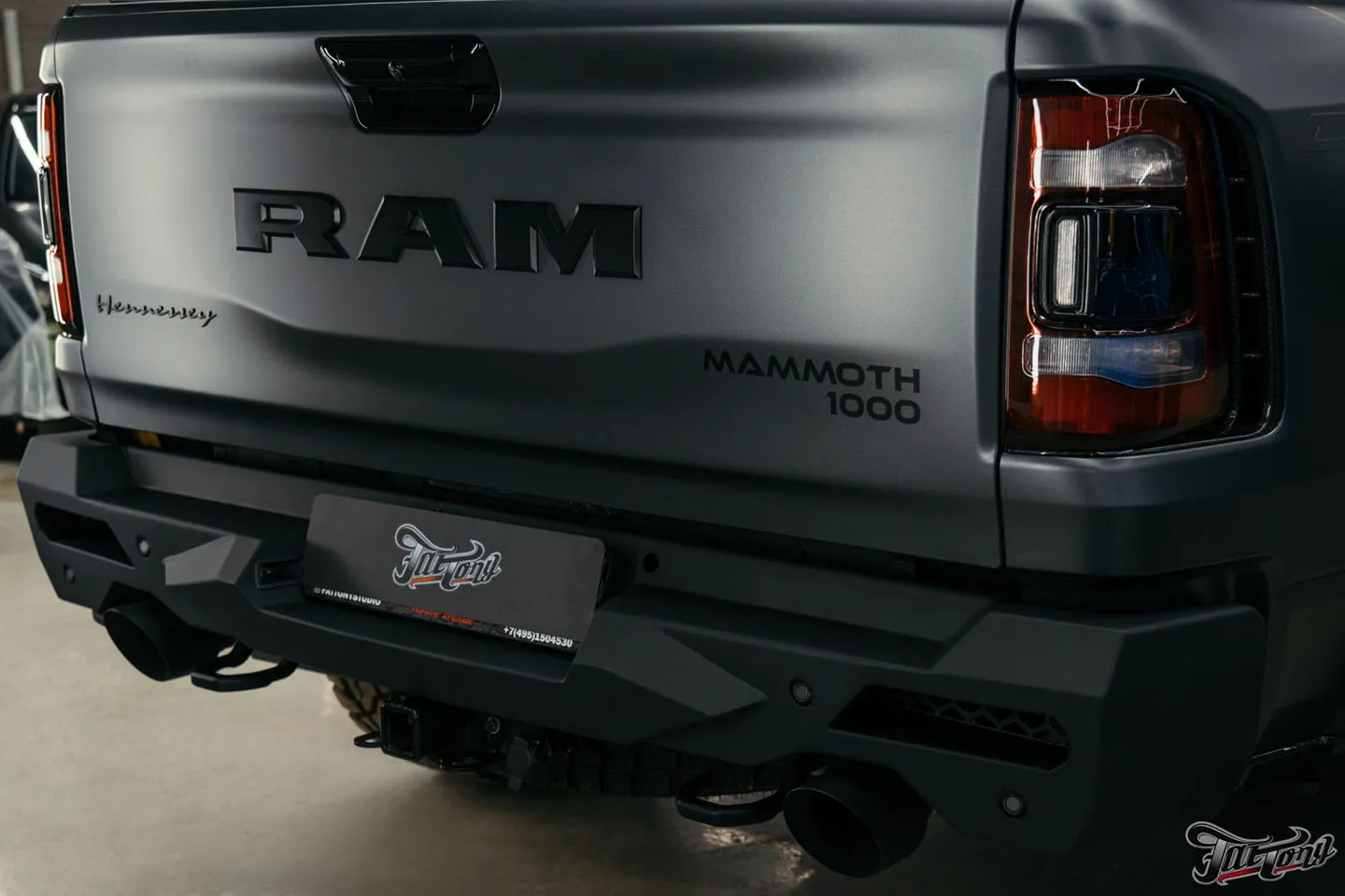 Что мы сделали с RAM TRX Hennessey Mammoth 1000?! Часть 1: автомобиль до начала работ, оклейка винилом и полиуретаном, татуировки в проемах